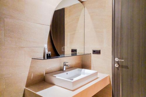 Best Deal and Homey 1BR Apartment Carstensz Residence By Travelio