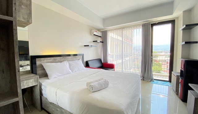 Bright Studio Room at Beverly Dago Apartment in Bandung
