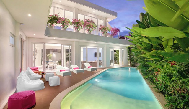 Canggu LuxXE: Endless Sunshine in SUPERB BeachHouse ideal for Families & Friends in Bali