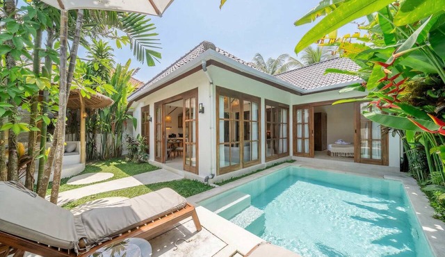 Cozy 2BR in Lush Ubud w Huge Pool, Patio & Garden in Ubud