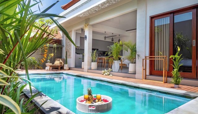 Cozy 2BR Paradise w Beach Nearby & Huge Pool+Patio in Kabupaten Badung