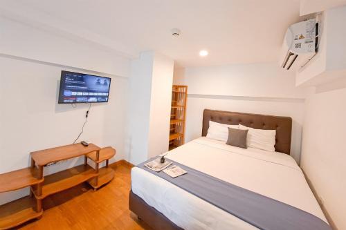 Cozy Stay and Comfy Studio Loft Kingland Avenue Apartment By Travelio in Jakarta