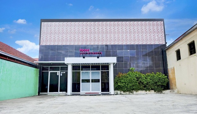 Cozy Twin Escape in Indonesia with Parking Access