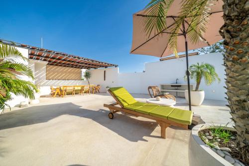 Darina Villa - Private Rooftop Escape with Pool Close to Beach in Badung