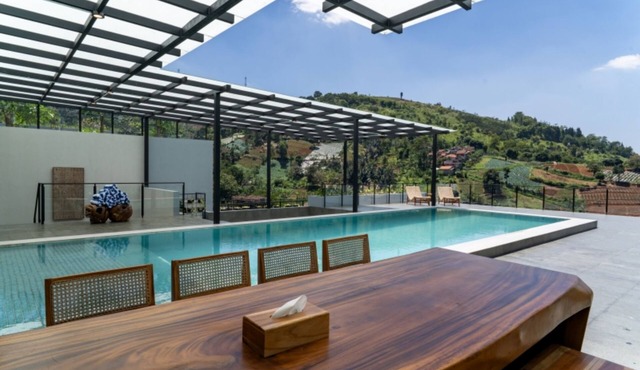 Diamond Hill 10 Br Heated Pool