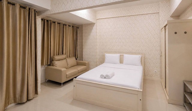 Elegant Classic Studio At Apartment Vida View Makassar in Makassar