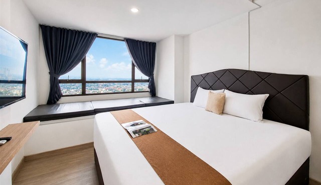 Homey Studio Room With City View At Apartment Collins Boulevard in Tangerang