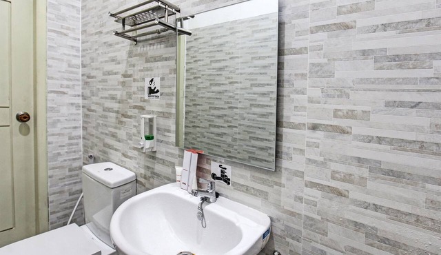 Hotel O Ayu Bypass MansionNearBundaran Gerung in Gerung