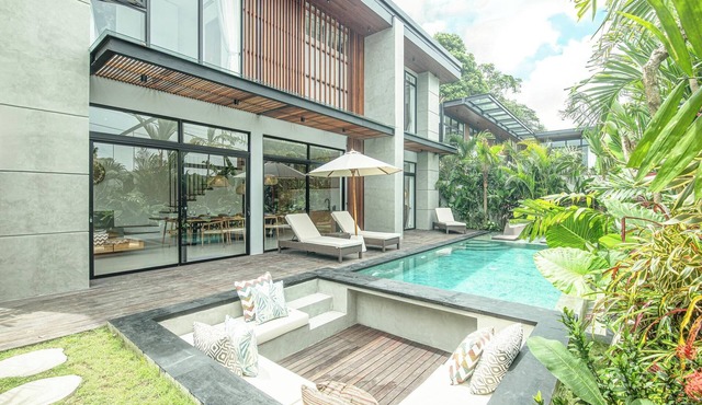 Luxury 5BR Retreat, 400m from Café Del Mar Shore