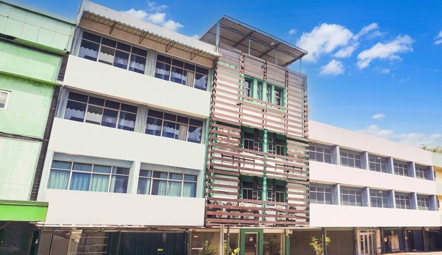 Luxury Deluxe DBL Retreat W/Free WiFi and Parking in Palembang