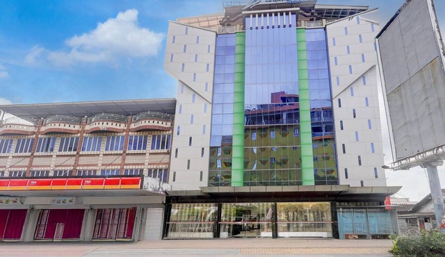 Luxury Twin Stay with Free WiFi and Parking in Batam