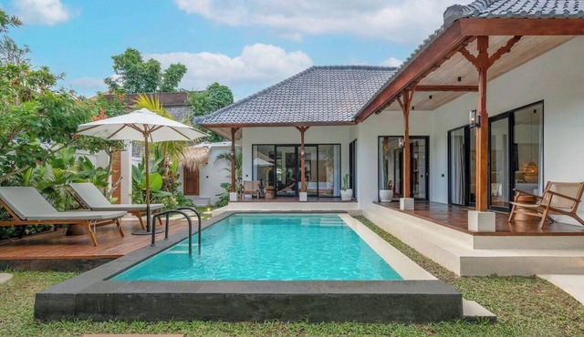 New Chic 2BR Villa Huge Pool Garden Bath+Patio in Gianyar Regency