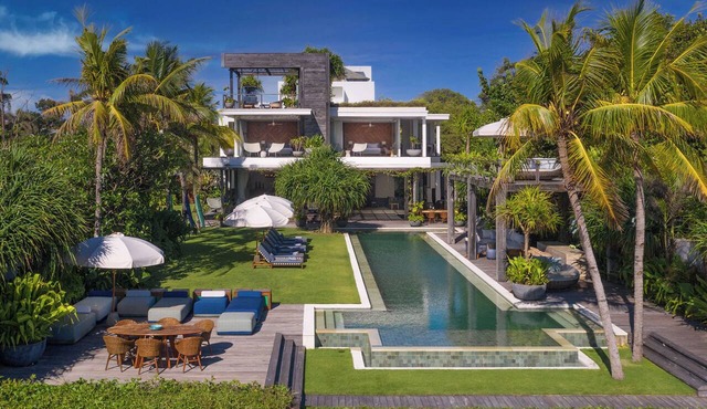 NoKu Beach House - Beachfront 6BR Seminyak Villa, Sunsets & Full Staff in Badung