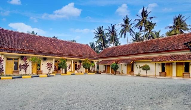 OYO 95262 Hotel Djatmiko Villa's Family Syariah in Pasanggaran