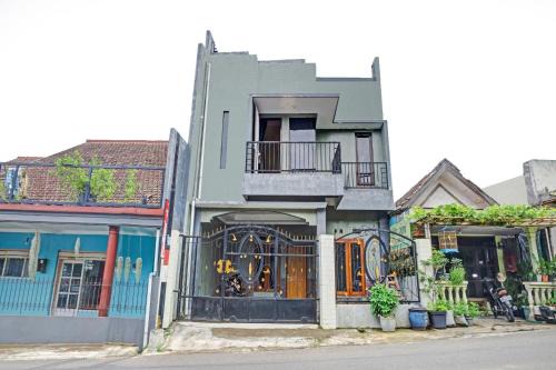 OYO Life 90737 Losmen Aini Syariah in Batu