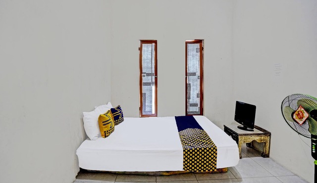 OYO LIFE 92077 Tarlo Guest House 3 in Surabaya