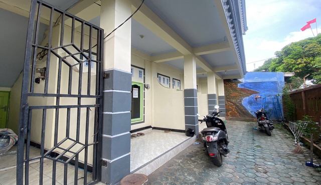 OYO Life 93401 Kos Putri Alamanda Syariah in Janapria