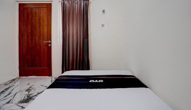 OYO Madani Guest House Syariah in Batu