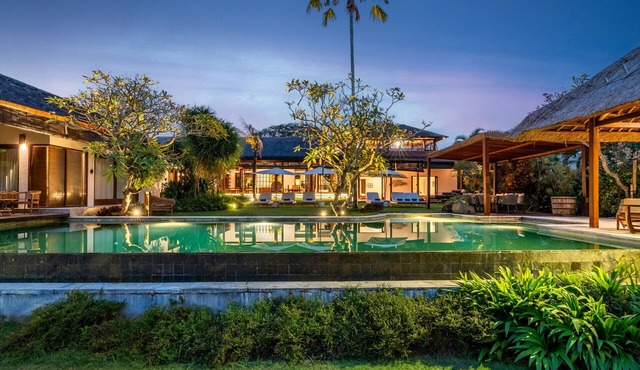 Pool Table Room Large Estate Walk to Beach in Canggu