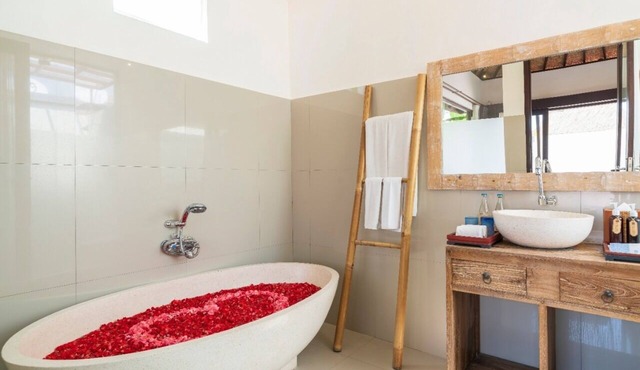 Private Pool VIlla with gazebo overlooks the rice paddies in Tegallalang
