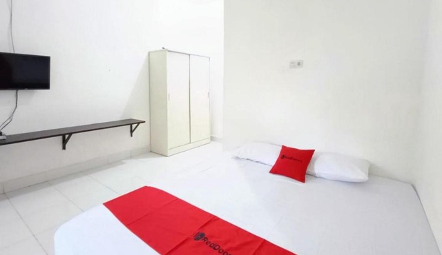 RedDoorz at Almuhajir Homestay Kendari in Kendari