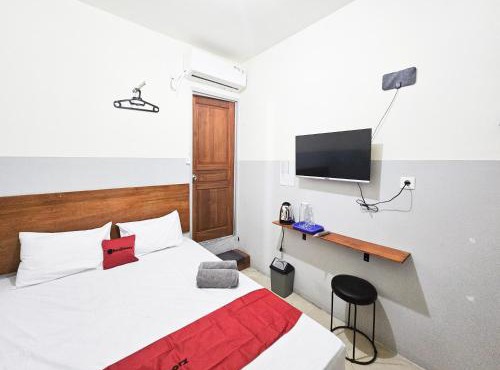 RedDoorz at AVA Guesthouse Pucang Anom Timur in Surabaya