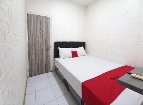 RedDoorz at Luxury Homestay near Aloha Waru Surabaya in Sidoarjo