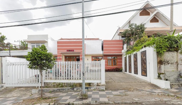 RedDoorz at WR Supratman Batu in Batu
