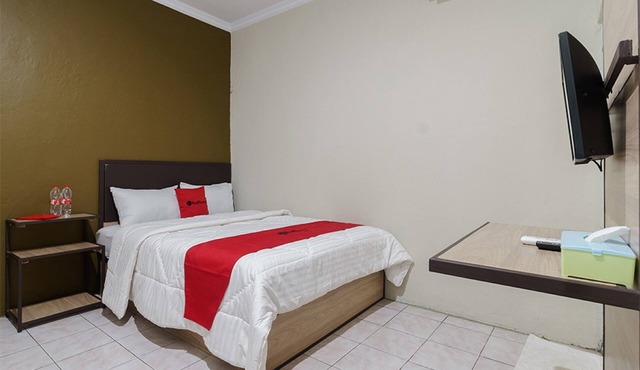 RedDoorz near Cikampek Mall Karawang in Karawang