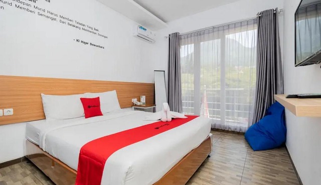 RedDoorz near Jawa Timur Park 2 in Malang