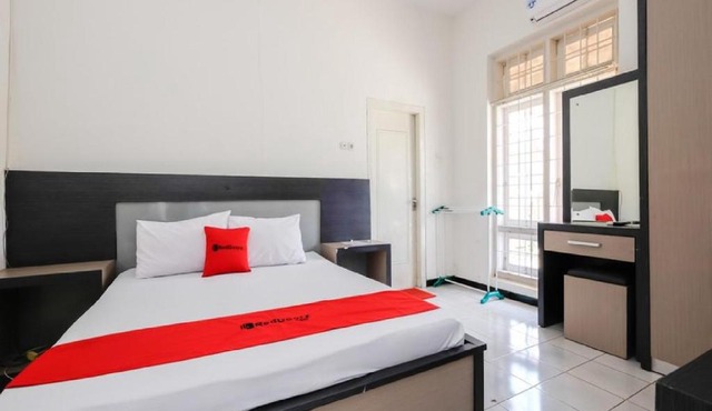 RedDoorz near Rita Super Mall Purwokerto 3 in Purwokerto