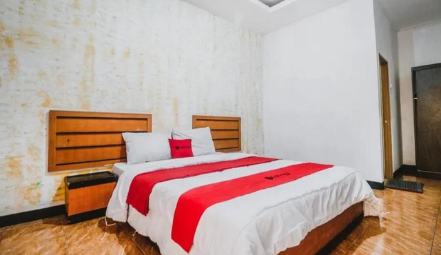 RedDoorz Plus at Neo Asri Hotel Megamendung Puncak Bogor
