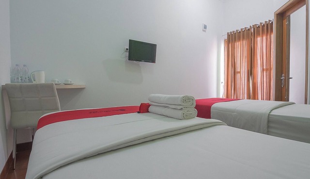 RedDoorz Plus near Alun Alun Kuningan in Cigugur