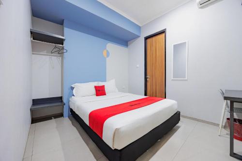 RedDoorz Plus near Radio Dalam 3 in Jakarta