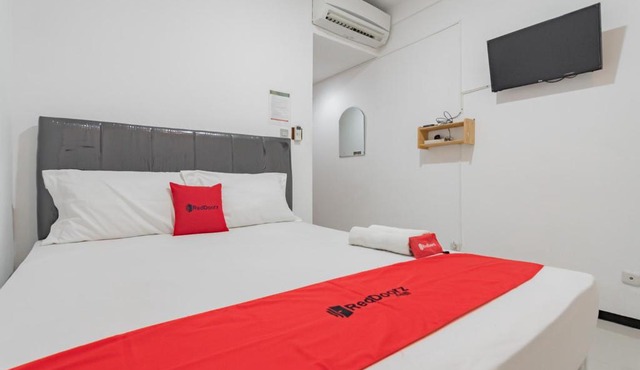 RedDoorz Syariah At Afifah Guest House near Bikasoga Sport Center in Bandung