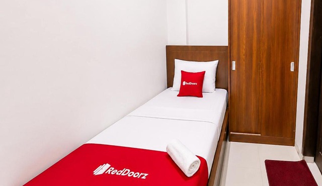 RedDoorz Syariah near Alun Alun Kota Bandung in Bandung