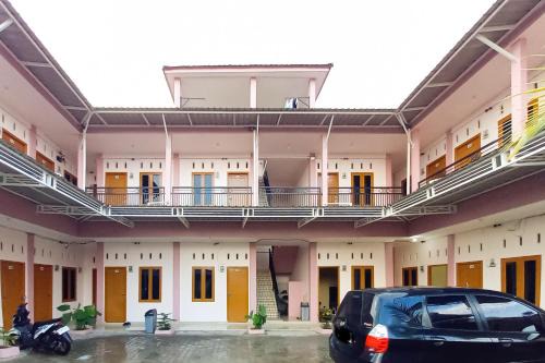 RedDoorz Syariah near JBC Jambi in Jambi