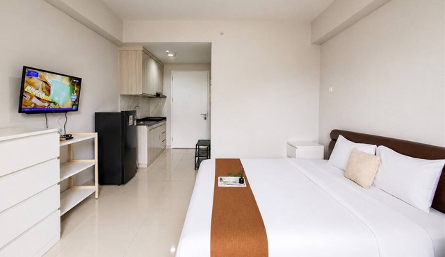 Restful And Serene Studio Room At Apartment Trimezia - Beverly 90210 in Tangerang