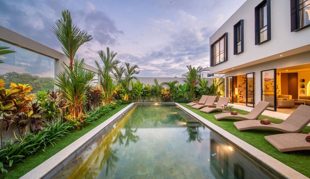 Secluded Garden Villa Large Pool Six Bedrooms in Kerobokan