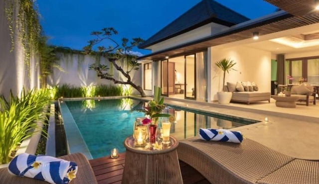 Seminyak Balinese Style Villa with Tropical Garden