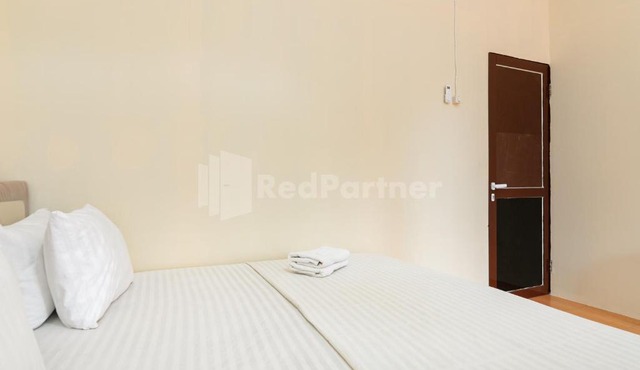 SR Residence near Mall Ciputra Cibubur Mitra RedDoorz