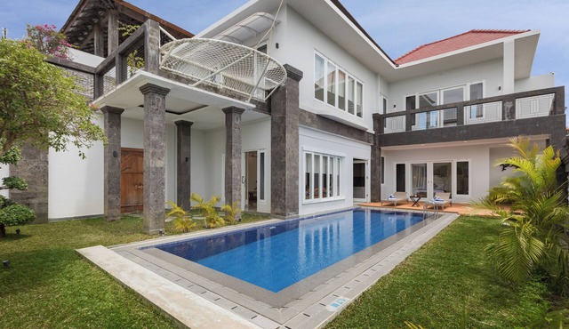 Stunning, 5-Bedroom Villa with GWK View in Ungasan in Ungasan