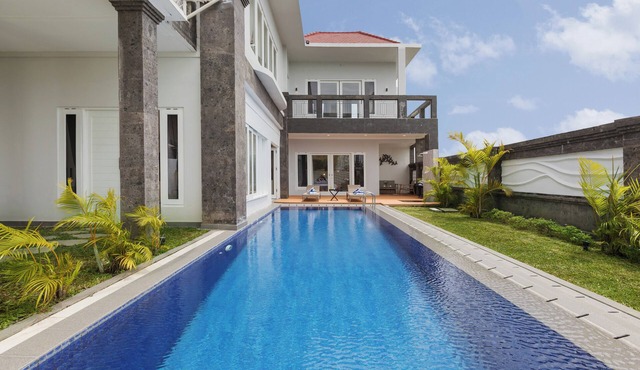 Stunning, 5-Bedroom Villa with GWK View in Ungasan in Badung