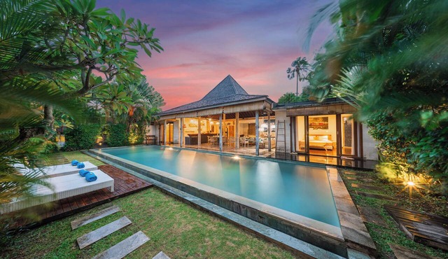 Stylish 4BR Canggu Villa Private Pool & Sundeck 8 Min to Beach