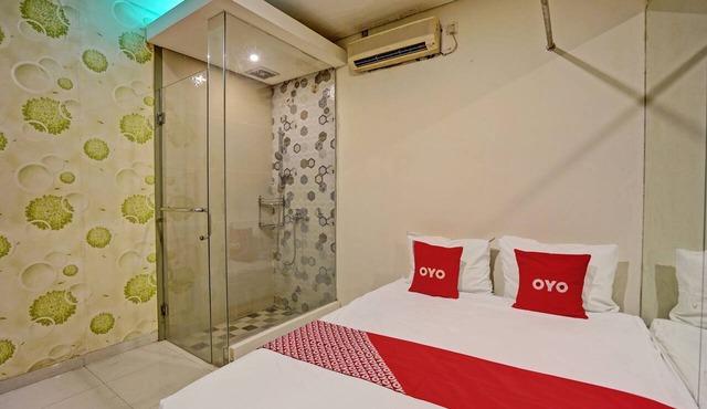 Super OYO Capital O 92633 Spring Hotel Gubeng in Surabaya
