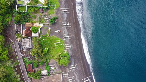 The Hidden Escapes Amed- 2BR Beachfront Villa with Direct Beach Access in Amed