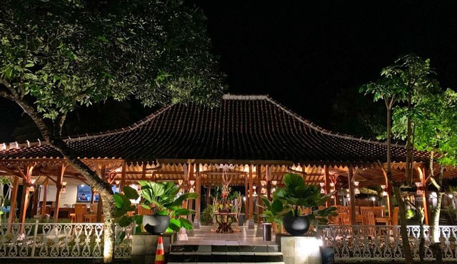 The Nalaya Hotel & Resto