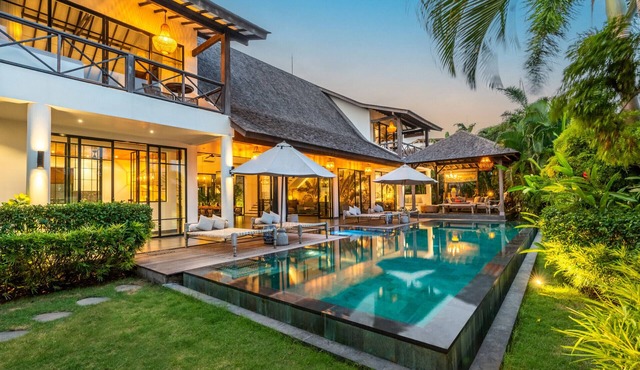 Two Pools Tropical Garden Beach on foot in Canggu