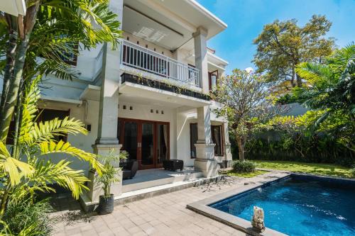 Villa Susan 6 BR - 5 mins to cafes and shops in Seminyak in Seminyak
