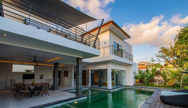 Villa Vamana · Seminyak Beach, Rice Field view 3 bedroom villa in Kuta